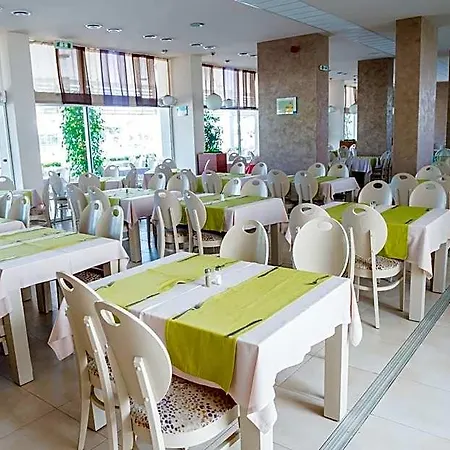 Hotell Aqua Nevis & Aqua Park Slăntjev Brjag