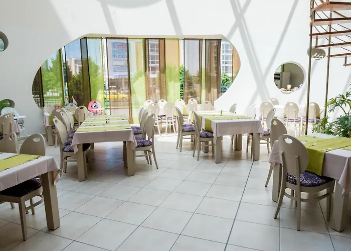 Hotell Aqua Nevis & Aqua Park Slăntjev Brjag